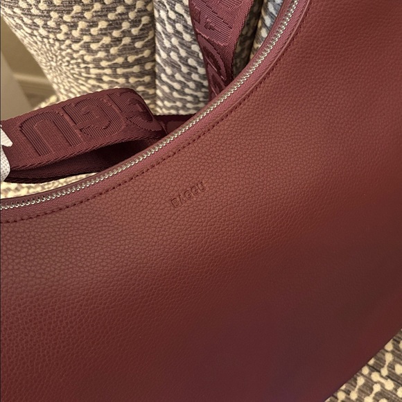 BAGGU Medium Recycled Leather Crescent Shoulder Bag Mahogany Burgundy NWT - Picture 10 of 14